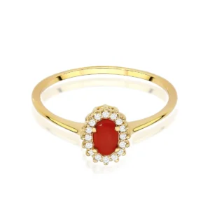 Descoperă piatra zodiei Pești 10 Inel din aur galben de 14k cu coral central și diamante laterale din colecția Constellation, vedere frontală.