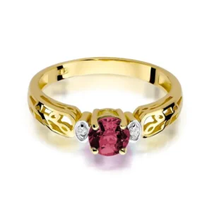 Inelul Camellia din aur galben 14K văzut din față, arătând rubinul central și diamantele laterale.