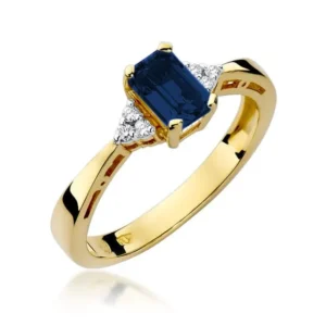 Inel Blue Mystique din aur galben cu safir central și diamante laterale.