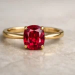 Rubin natural în montură din aur – ghid de clasificare a rubinelor