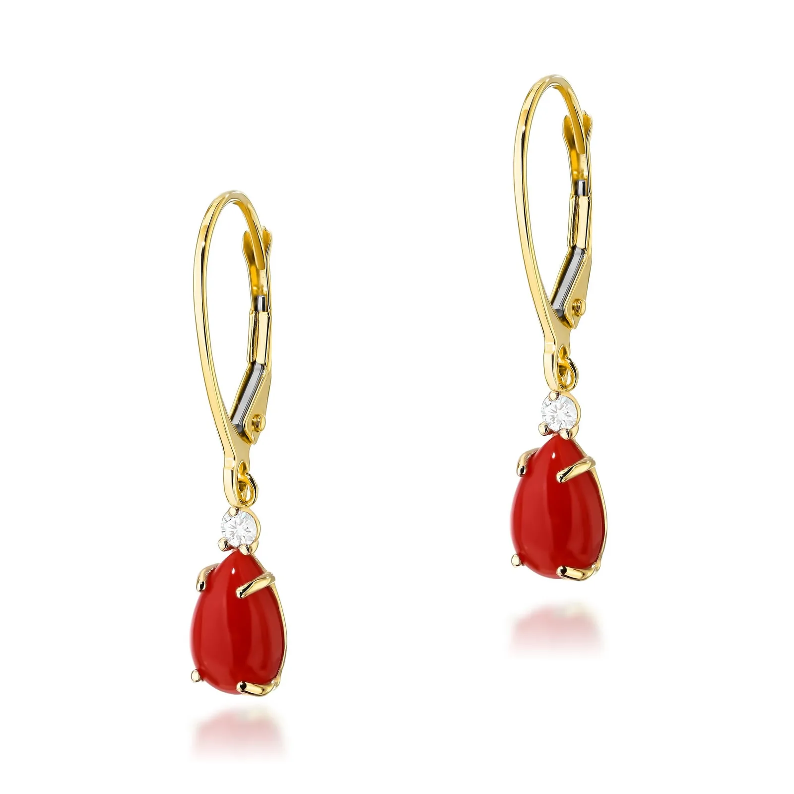 Cercei Aur cu Coral si Diamante Rosalia 1 Cercei din aur galben Rosalia, cu tortițe și pandantive din coral roșu în formă de lacrimă, accentuate de diamante.