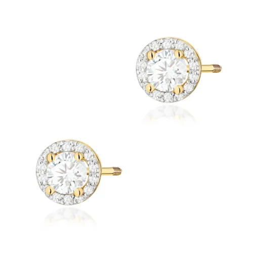 Cercei din aur cu diamant central rotund, înconjurat de un halo de diamante mici, pe fundal alb.