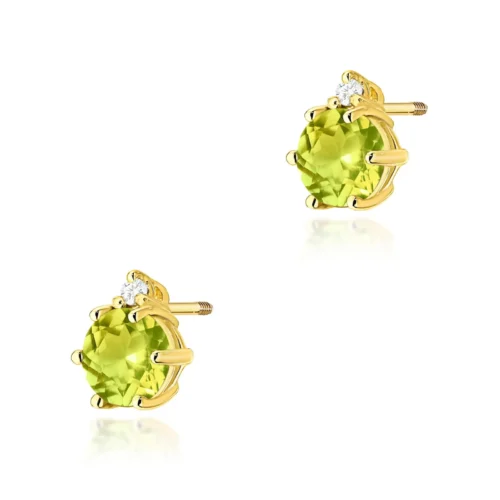Pereche de cercei din aur galben cu peridot rotund verde și diamant mic, fotografiați din unghi lateral pe fundal alb