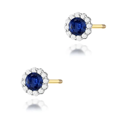 Pereche de cercei Celestia din aur, cu safir albastru central și halou de diamante, văzuți frontal pe fundal alb.