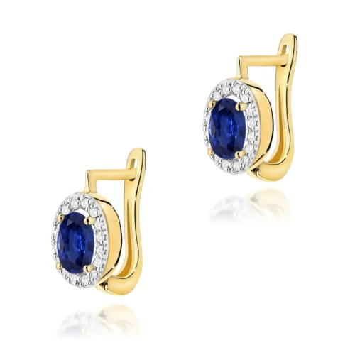 Pereche de cercei din aur galben cu safir albastru oval Cornflower, halo de diamante și sistem tortiță, pe fundal alb.