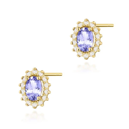 Cercei din aur galben cu tanzanit oval violet-albăstrui și halou de diamante, fotografiați frontal pe fundal alb.