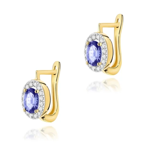 Pereche de cercei din aur galben, cu tanzanit oval albastru-violet și halou de diamante, pe fundal alb