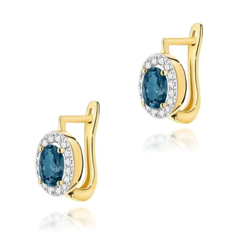 Pereche de cercei din aur galben Hesperina, cu topaz London Blue oval și halou de diamante, văzuți din față.