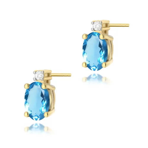 Cercei din aur galben cu topaz London Blue oval și diamante mici, fotografiați frontal ușor din lateral.