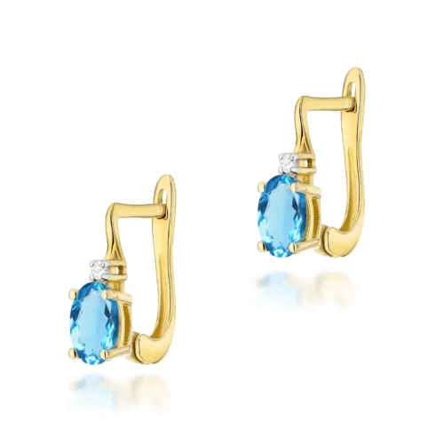 Pereche de cercei din aur galben, cu topaz Swiss oval albastru și diamante mici, fotografiați frontal pe fundal alb.