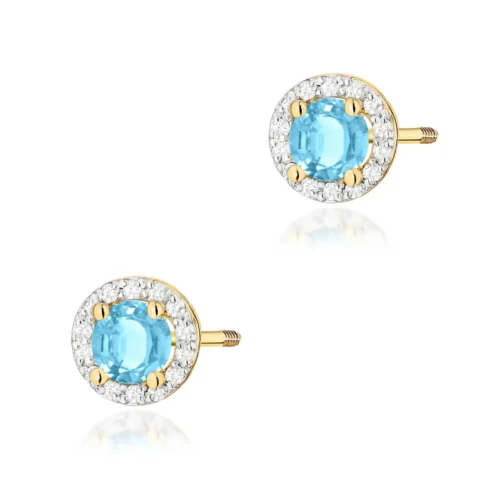Pereche de cercei din aur cu topaz Swiss albastru central, halo de diamante și sistem cu șurub, pe fundal alb.