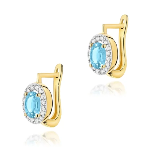Cercei din aur galben cu topaz Swiss oval albastru și halou de diamante, redați frontal pe fundal alb.