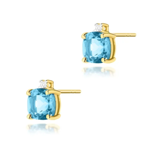 Pereche de cercei din aur galben, cu topaz Swiss albastru cushion și diamante mici, fotografiați din lateral.