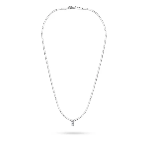 Colier Aur cu Diamante Bernadette, din aur alb, văzut frontal, cu lanț subțire și pandantiv vertical cu diamante.