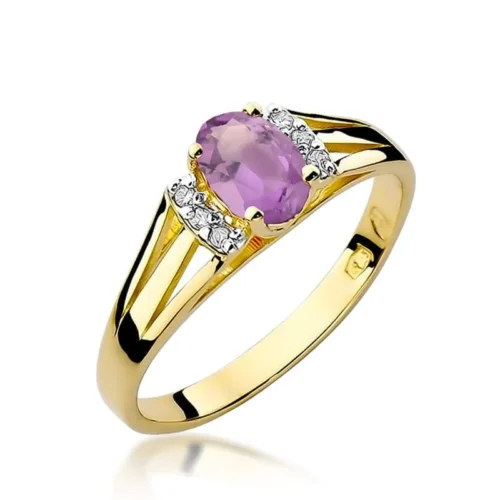 Inel din aur galben cu ametist oval violet în centru și diamante mici laterale, fotografiat din unghi frontal.