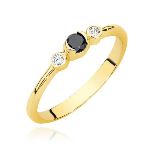 Inel din aur galben cu piatră neagră Onyx centrală și două diamante albe rotunde, văzut oblic.