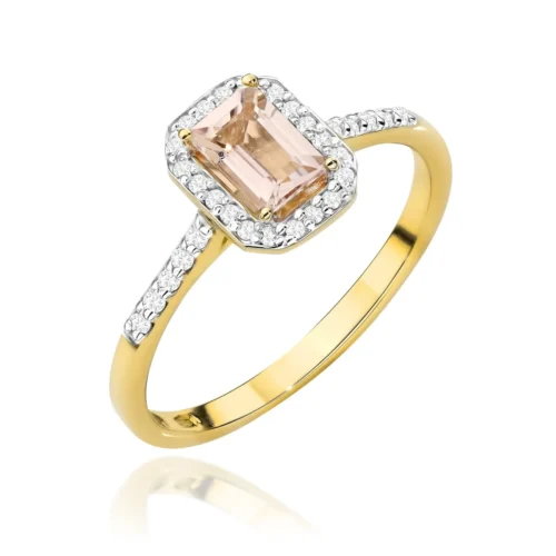 Inel din aur galben Rosaline cu morganit roz dreptunghiular, halo de diamante și diamante pe braț, vedere oblică.