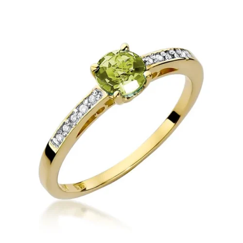 Inel din aur galben privit în unghi, cu peridot verde central tăietură emerald și diamante mici pe brațe.