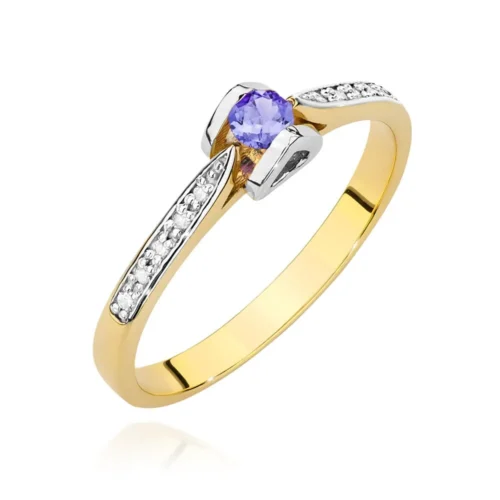 Inel din aur galben cu tanzanit violet-albastru central și diamante pe brațe, fotografiat frontal în unghi.