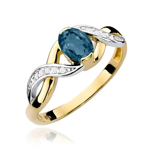 Inel din aur galben văzut oblic, cu topaz London Blue oval și două benzi albe pavate cu diamante.