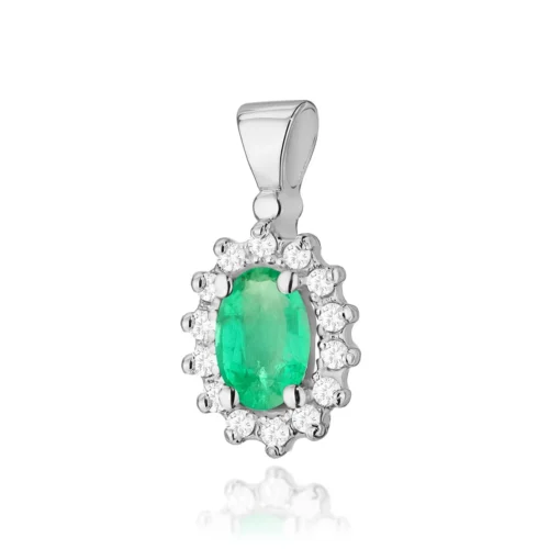 Pandantiv din aur alb cu smarald oval verde, încadrat de diamante rotunde, văzut frontal pe fundal alb.