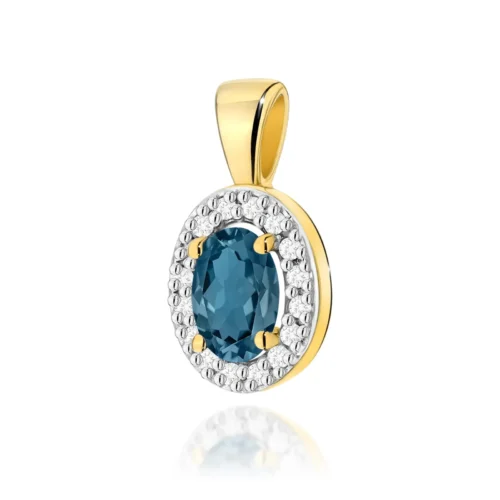 Pandantiv din aur galben, cu topaz London Blue oval, încadrat de diamante, văzut frontal pe fundal alb.